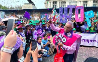 Padre de Esmeralda Castillo alza la voz en marcha del 8M en CDMX