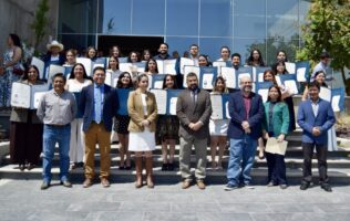 Reconocimientos, a egresados UG