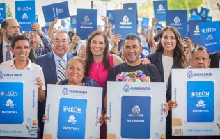 Entregan más de 3 mil escrituras en León; benefician a 300 familias
