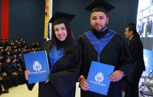 Con la participación de 16 universidades públicas y privadas, Guanajuato pone en marcha el programa “Aliados por la Educación”, una estrategia impulsada por el Gobierno de la Gente, a través del Instituto de las Juventudes, para fortalecer el acceso y permanencia de estudiantes de nivel superior. Este modelo busca ampliar el alcance del apoyo educativo mediante una mayor coordinación con las instituciones participantes, ofreciendo un esquema más claro y accesible para las y los jóvenes beneficiarios. La apuesta, es ofrecer respaldo económico a jóvenes que lo necesitan para continuar sus estudios, con reglas más definidas y una red de aliados más amplia. Este esquema permitirá que sean las propias universidades quienes emitan las convocatorias, de acuerdo con sus capacidades y número de estudiantes, lo que hará que el alcance del programa varíe en cada institución. Entre las universidades que ya se han sumado se encuentran: Tecmilenio, Universidad Humani Mundial, Conservatorio de Música y Artes de Celaya, Universidad Continente Americano, Universidad de Celaya, Instituto de Irapuato, Instituto Universitario del Bajío, Universidad Quetzalcóatl, Universidad del Valle de Atemajac. Uno de los objetivos centrales del programa es ampliar el acceso al financiamiento, incluyendo tanto a estudiantes de universidades públicas como privadas, un sector que muchas veces queda fuera de los apoyos tradicionales. La intención, es “democratizar” estos apoyos y adaptarlos a las distintas realidades de las juventudes, especialmente en un contexto donde los costos educativos pueden ser un obstáculo para continuar una carrera. Además del trabajo con universidades, el programa ya perfila una segunda fase enfocada en sumar aliados financieros, tanto nacionales como internacionales. Por ahora, el enfoque está en consolidar este primer bloque de alianzas, fortalecer su operación y, posteriormente, escalar el modelo a nivel nacional. En este proceso participan bancos como: BanBajío, Santander y BBVA. Este proyecto tiene la intención de convertirse en una herramienta real para que más jóvenes no abandonen sus estudios, parte de los objetivos del Gobierno de la Gente.