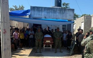 Llegan a Yucatán restos de militares fallecidos en accidente vial en Tabasco El texto original de este artículo fue publicado por la Agencia Quadratín en la siguiente dirección: https://yucatan.quadratin.com.mx/sucesos/llegan-a-yucatan-restos-de-militares-fallecidos-en-accidente-vial-en-tabasco/ Este contenido se encuentra protegido por la ley. Si lo cita, por favor mencione la fuente y haga un enlace a la nota original de donde usted lo ha tomado. Agencia Quadratín. Todos los Derechos Reservados © 2023.