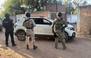 GUANAJUATO, Gto., 1 de abril de 2026.- Autoridades estatales y federales aseguraron armamento, equipo táctico y vehículos presuntamente vinculados a actividades delictivas durante operativos realizados en Villagrán y Celaya. Las acciones se llevaron a cabo por células mixtas integradas por DEFENSA, Guardia Nacional y FSPE, como parte de la estrategia Coordinación Operativa de la Nueva Fuerza de Inteligencia Anticrimen (CONFIA). Persecución en Santa Rosa de Lima Durante patrullajes en la comunidad de Santa Rosa de Lima, en Villagrán, elementos detectaron una camioneta SUV blanca con tres personas a bordo, quienes al notar la presencia de la autoridad intentaron huir y realizaron detonaciones. Tras una persecución, los tripulantes abandonaron la unidad y escaparon a pie, sin que fueran localizados. En el sitio se aseguró una camioneta Volkswagen T-Cross con reporte de robo, además de: 1 arma larga calibre .223 con cargador abastecido Cartuchos percutidos calibre .223 1 cargador adicional calibre 7.62 x 39 mm 2 chalecos porta placas 1 casco balístico, coderas y rodilleras 2 uniformes tácticos tipo pixelado 1 mochila táctica 1 teléfono celular Aseguran motocicletas y cartuchos en Celaya En una segunda intervención, sobre un camino entre San Isidro de Helguera y San José de Guanajuato, en Celaya, se localizaron dos motocicletas con alteraciones en sus números de identificación. Durante la inspección, se decomisó: 60 cartuchos útiles calibre 7.62 x 39 mm 1 cargador metálico para arma larga 1 base tipo tripié para arma larga 10 artefactos ponchallantas Las unidades corresponden a una motocicleta Vento sin número de serie y una tipo CrossMax. Investigación en curso Todo lo asegurado fue puesto a disposición de la Fiscalía General del Estado, con sede en Celaya, para la integración de las carpetas de investigación. La Secretaría de Seguridad y Paz reiteró que mantendrá operativos coordinados para fortalecer la seguridad en la entidad e hizo un llamado a la ciudadanía a denunciar de manera anónima al 089.