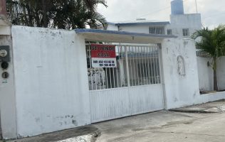 Crisis inmobiliaria en colonia aledaña a Dos Bocas, nadie compra las casas El texto original de este artículo fue publicado por la Agencia Quadratín en la siguiente dirección: https://tabasco.quadratin.com.mx/index.php/2026/04/11/crisis-inmobiliaria-en-la-colonia-petrolera-de-dos-bocas-venden-casas-y-no-hay-quien-las-compre/ Este contenido se encuentra protegido por la ley. Si lo cita, por favor mencione la fuente y haga un enlace a la nota original de donde usted lo ha tomado. Agencia Quadratín. Todos los Derechos Reservados © 2023.
