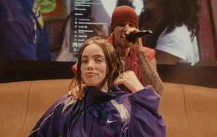 Deslumbra Justin Bieber en Coachella con Billie Eilish El texto original de este artículo fue publicado por la Agencia Quadratín en la siguiente dirección: https://quadratin.com/entretenimiento/deslumbra-justin-bieber-en-coachella-con-billie-eilish/ Este contenido se encuentra protegido por la ley. Si lo cita, por favor mencione la fuente y haga un enlace a la nota original de donde usted lo ha tomado. Agencia Quadratín. Todos los Derechos Reservados © 2023.
