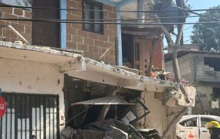 Arrasa autobús sin frenos con autos y una vivienda en Valle de Bravo