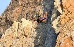 Buscan preservar tradicional show de clavados con torneo en Acapulco