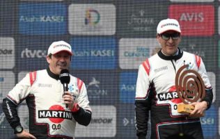 Conquista piloto mexicano el Rally Islas Canarias El texto original de este artículo fue publicado por la Agencia Quadratín en la siguiente dirección: https://edomex.quadratin.com.mx/conquista-piloto-mexicano-rally-islas-canarias/ Este contenido se encuentra protegido por la ley. Si lo cita, por favor mencione la fuente y haga un enlace a la nota original de donde usted lo ha tomado. Agencia Quadratín. Todos los Derechos Reservados © 2025.