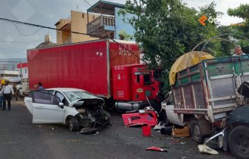 Camión de carga se queda sin frenos y choca contra 10 carros en ...