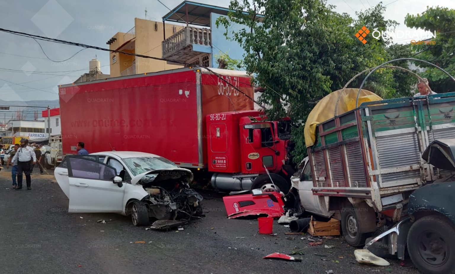 Camión de carga se queda sin frenos y choca contra 10 carros en ...