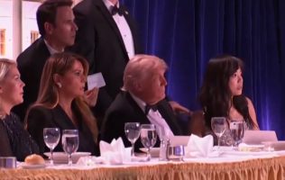 Evacúan a Trump de la Casa Blanca tras reporte de un tirador El texto original de este artículo fue publicado por la Agencia Quadratín en la siguiente dirección: https://quadratin.com/estados-unidos/evacuan-a-trump-de-la-casa-blanca-tras-reporte-de-un-tirador/ Este contenido se encuentra protegido por la ley. Si lo cita, por favor mencione la fuente y haga un enlace a la nota original de donde usted lo ha tomado. Agencia Quadratín. Todos los Derechos Reservados © 2023.