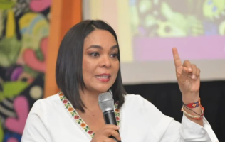 ACAPULCO, Gro., 22 de abril de 2026.- Pide Beatriz Mojica perfil con conocimiento local para Guerrero, tras el anuncio de la posible aspiración de Esthela Damián Peralta a la gubernatura. “Creo que Guerrero lo que necesita es alguien que lo conozca, que lo camine y que lo defienda todos los días”, declaró la senadora, al referirse al perfil que requiere la entidad. Consultada por Quadratín, la también aspirante de Morena indicó que la candidatura se definirá mediante encuesta, al señalar que será la ciudadanía quien tome la decisión. En entrevista telefónica, rechazó que el anuncio desde Palacio Nacional implique una definición anticipada, al asegurar que no existe preferencia expresa por parte de la presidenta. Subrayó que el mensaje fue claro: solo se informó una renuncia, sin inclinar la balanza hacia alguna aspirante.