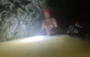 Difunden video del momento en que minero es rescatado en El Rosario