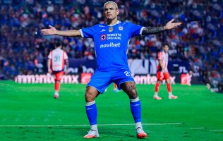 Los locales provocaron un alarido al minuto 19, pues, en los linderos del área, Sébastien Salles-Lamonge disparó potente apenas arriba de la portería defendida por Kevin Mier, quien se lanzó para la foto.