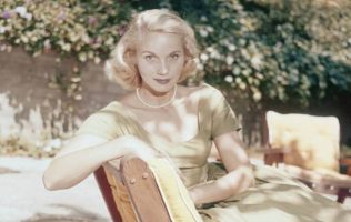 Por su interpretación de Edie Doyle obtuvo el Óscar a mejor actriz de reparto en 1955.