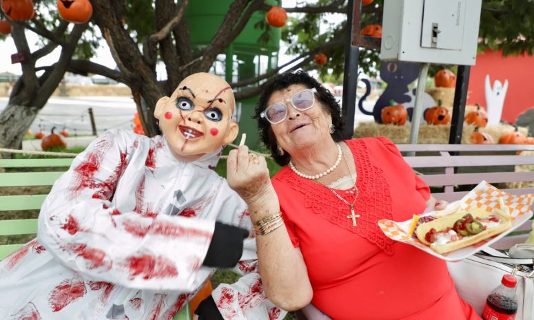 Adultos mayores disfrutan Festival de Calabazas
