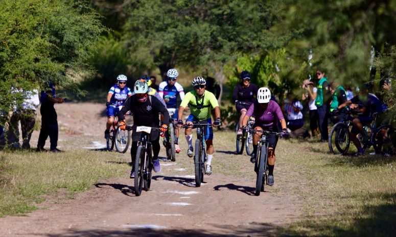 Ciclismo de montaña desafía a policías y bomberos