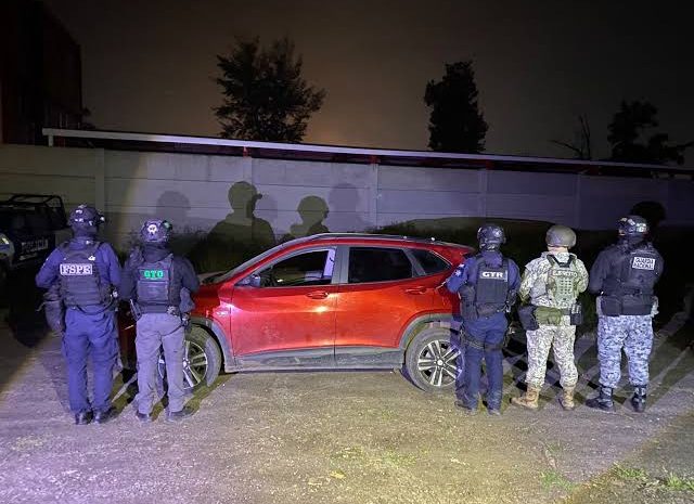 Detienen a dos hombres con tres armas largas y camioneta robada en Jaral del Progreso