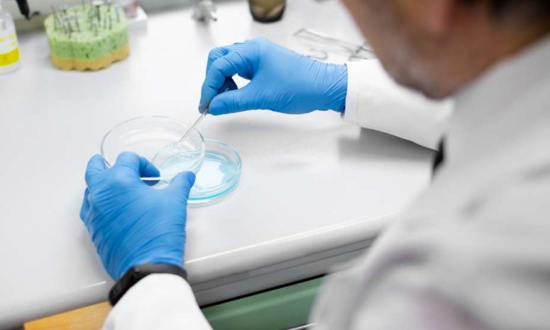 Mantienen cuarentena en Rusia tras muerte de trabajadora de laboratorio