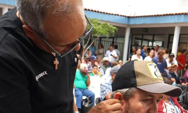 Guanajuato entrega auxiliares auditivos y lentes